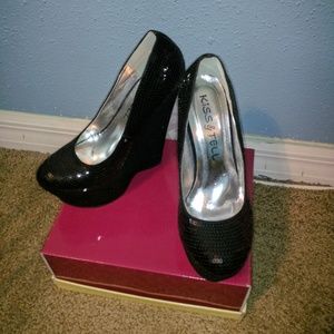 Black sequence wedges